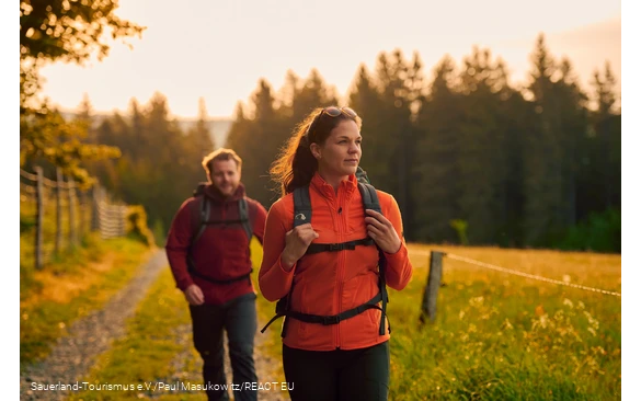 Zwei Wanderer bei Sonnenaufgang