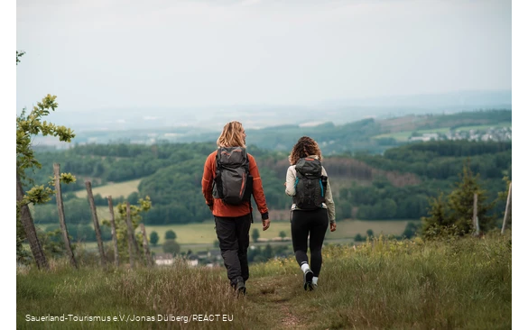 Zwei Wanderer unterwegs auf dem Sauerland-Höhenflug