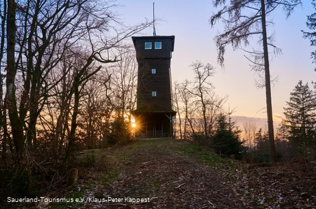 Ein Turm im Gegenlicht beim Sonneuntergang