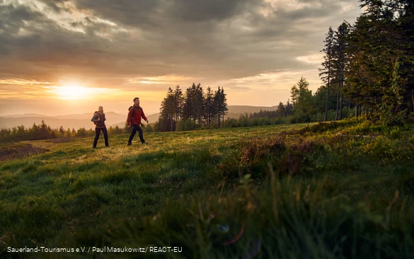 Wanderer vor dem Sonnenuntergang an der Hochheide