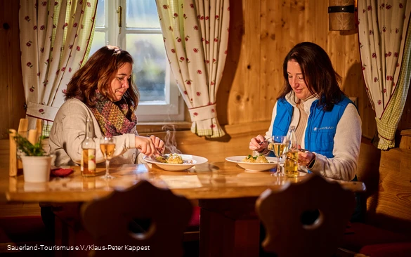 Mittagspause mit dampfenden Knödeln in einer urigen Hütte