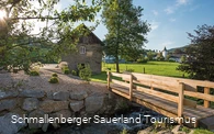 Altes Backhaus und Blick auf die St. Agatha Kirche in Oberhenneborn