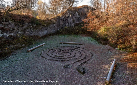 Blick von oben auf das Labyrinth Hengböhl im Herbst