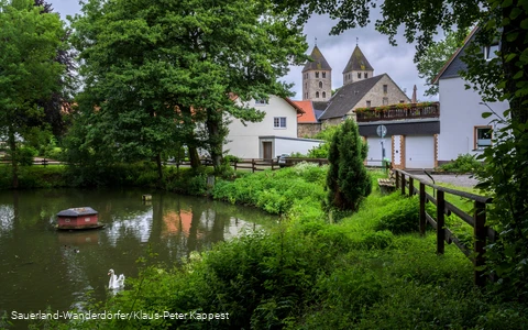 Blick auf das Kloster Flechtorf mit einem kleinen Teich