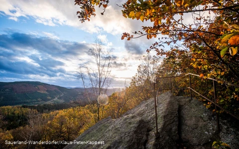 Ausblick auf das Lennetal vom Rinsleyfelsen im Herbst