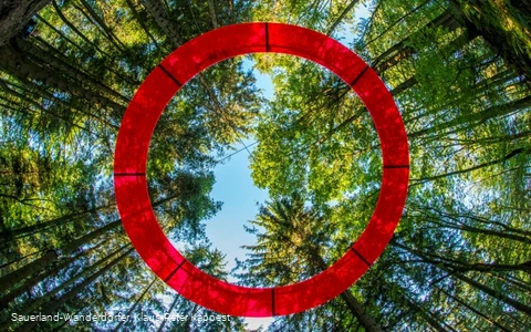 Landschaftstherapeutischer Weg mit roter Kreisinstallation der sogenannte Feenkranz