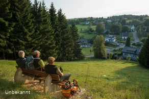 Wanderer sitzend auf einer Bank