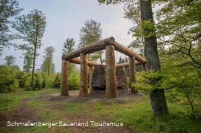 Skulptur: Stein-Zeit-Mensch