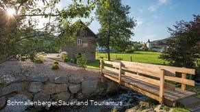 Altes Backhaus und Blick auf die St. Agatha Kirche in Oberhenneborn