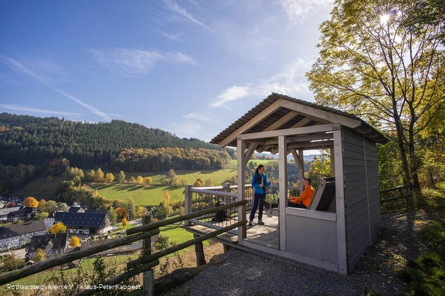 Häuschen mit Waldschaukel oberhalb von Niedersorpe auf der Rothaarsteig-Spur Sorper-Panoramapfad