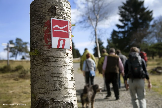 Wandergruppe und Beschilderung