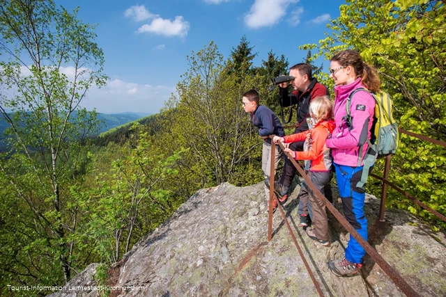 Familie auf dem Rinsleyfelsen