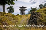 Blick auf den Turm auf dem Gelände der Schwalenburg