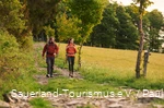 Zwei Wanderer auf einem Wanderweg am Krutenberg