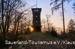 Ein Turm im Gegenlicht beim Sonneuntergang