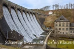 Blick auf die Diemelseestaumauer mit Überlauf